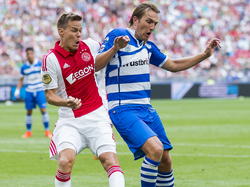 Niklas Moisander (l.) en Joost Broerse (r.) gaan een duel aan tijdens PEC Zwolle - Ajax. (3-8-2014)