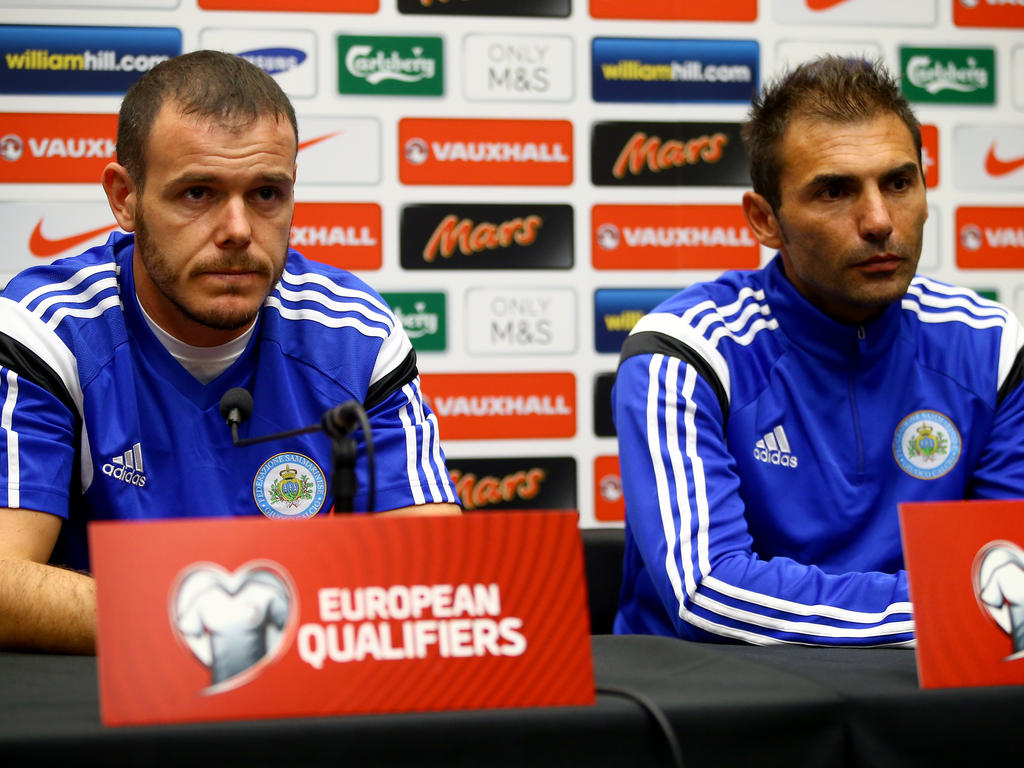 Aanvoerder Andy Selva (l.) en bondscoach Pierangelo Manzaroli van San Marino praten met de pers in aanloop naar het EK-kwalificatieduel met Engeland. (08-10-2014)