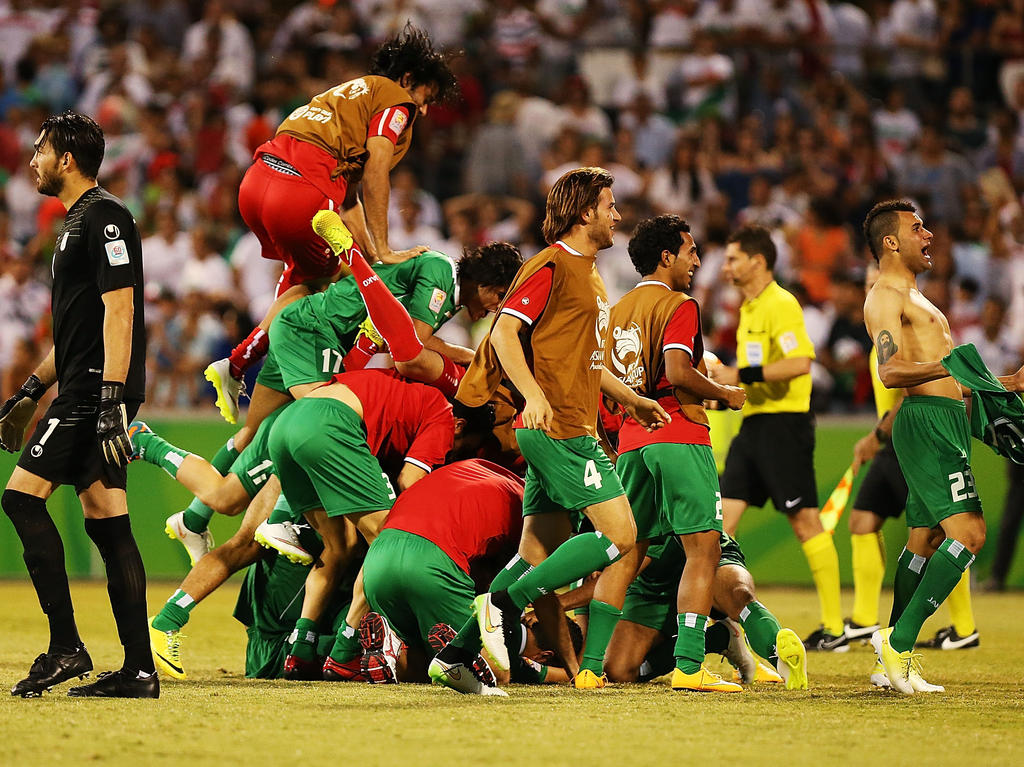 Die Spieler des Irak können sich nach dem gewonnenen Elfmeterschießen gegen den Iran kaum halten