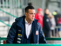 Giovanni Korte brak in september 2014 zijn kuitbeen en moet logischerwijs de komende maanden vanaf de tribune toekijken. Hier woont de aanvaller het duel FC Dordrecht - Willem II in de Eredivisie bij. (28-11-2014)