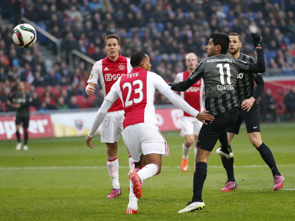 Jesús Corona (r.) timet beter dan Kenny Tete (m.) in een luchtduel en de Mexicaan zet FC Twente op voorsprong tegen Ajax. (15-02-2015)