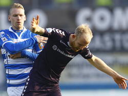 Stef Nijland (l.) kan zich tijdens de IJsselderby niet beheersen en gaat Jop van der Linden van Go Ahead Eagles te lijf. De spits van PEC Zwolle krijgt een directe rode kaart. (15-02-2015)
