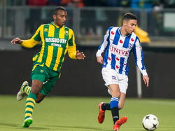 Younes Namli (r.) houdt het hoofd koel als Dion Malone druk op hem zet in de wedstrijd ADO Den Haag - sc Heerenveen. (07-03-2015)