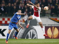 Dnipro Dnipropetrovsk speler Yevhen BLuchkevych (l.) in duel met Ricardo Kishna (r.) tijdens de Europa League. (19-03-2015) 
