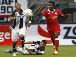 Bryan Linssen (m.) kijkt liggend toe hoe Lerin Duarte eerder bij de bal is dan Florian Jozefzoon (r.) tijdens de competitiewedstrijd Heracles Almelo - PSV. (24-08-2013)