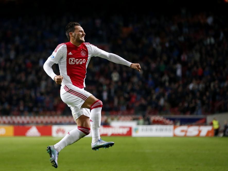 Nemanja Gudelj zweeft door de lucht nadat hij Ajax op een 1-0 voorsprong heeft gezet tegen FC Groningen. De Servische middenvelder scoort een vrije trap in de eerste helft. (26-09-2015)