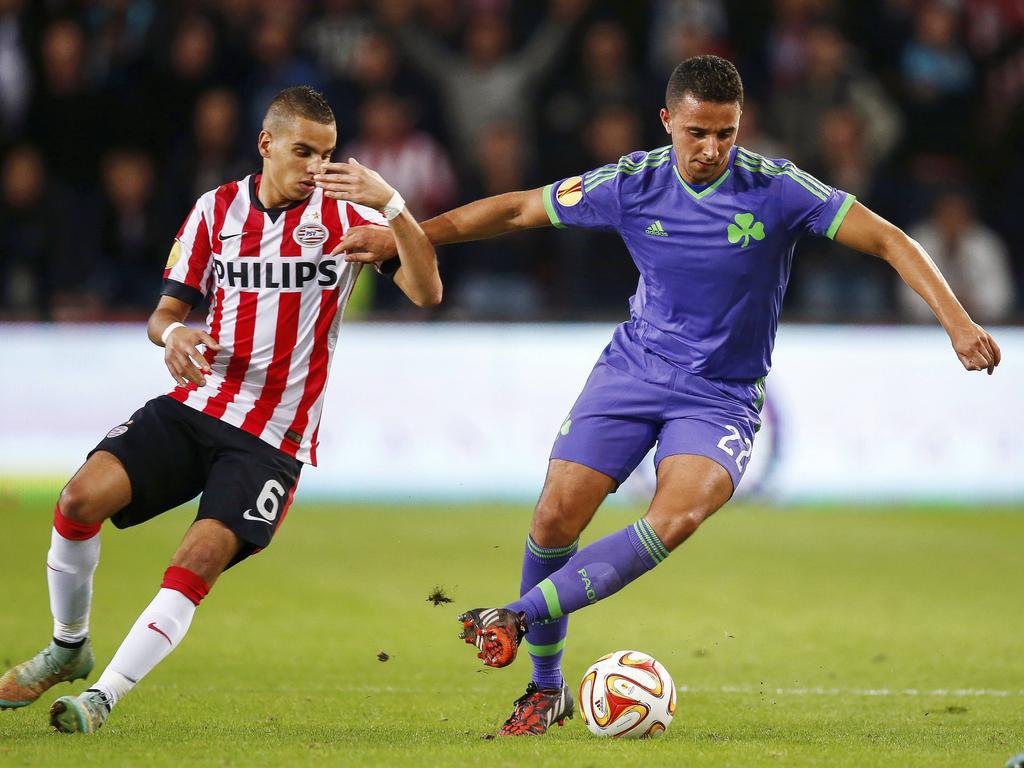 Ouasim Bouy (r.) draait weg bij Adam Maher (l.) tijdens PSV - Panathinaikos. (23-10-2014)