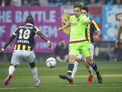 Ajacied Joël Veltman wil een bal wegwerken, maar komt dan oog in oog te staan met Vitesse-middenvelder Marvelous Nakamba. (25-10-2015)