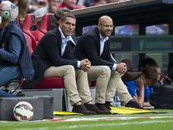Trainer Peter Bosz (r.) en assistent-trainer Hendrie Krüzen kijken rustig toe tijdens de competitiewedstrijd PSV - Vitesse. (31-08-2014)
