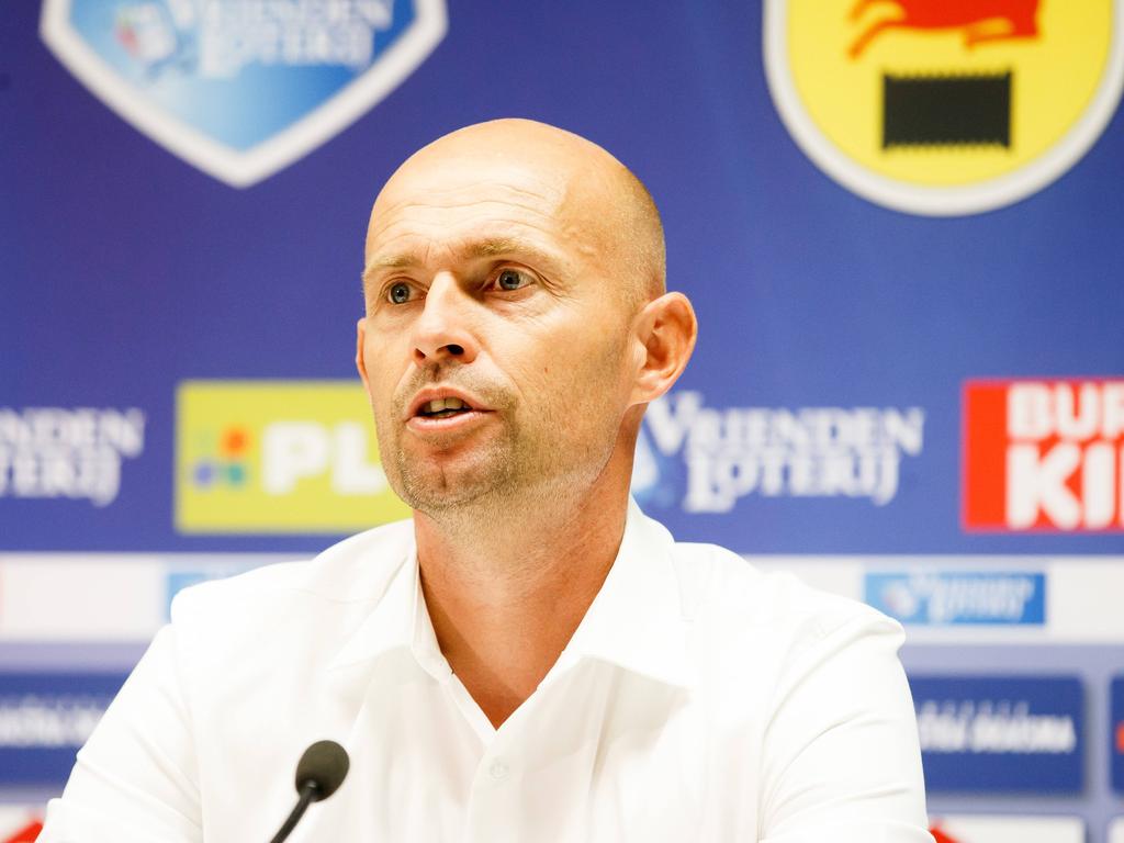 SC Cambuur-trainer Marcel Keizer staat de pers te woord na afloop van het competitieduel SC Cambuur - Excelsior (08-05-2016). SC Cambuur-trainer Marcel Keizer staat de pers te woord na afloop van het competitieduel SC Cambuur - Excelsior (08-05-2016).