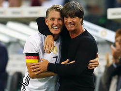 Joachim Löw (r.) verabschiedete seinen Kapitän