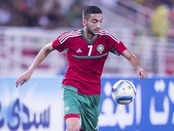 Hakim Ziyech heeft de bal tijdens de kwalificatiewedstrijd voor de Afrika Cup tussen Marokko en São Tomé en Príncipe (04-09-2016).
