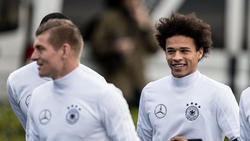 Toni Kroos hält nach wie vor große Stücke auf Leroy Sané (r.)