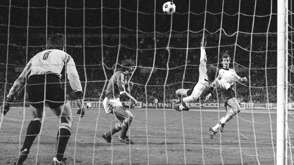 Klaus Fischer erzielte 1977 im DFB-Trikot das Tor des Jahrhunderts Klaus Fischer erzielte 1977 im DFB-Trikot das Tor des Jahrhunderts