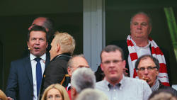 Lothar Matthäus (l.) rät Bayern-Boss Uli Hoeneß (r.), sich aus etwas zurückzuhalten