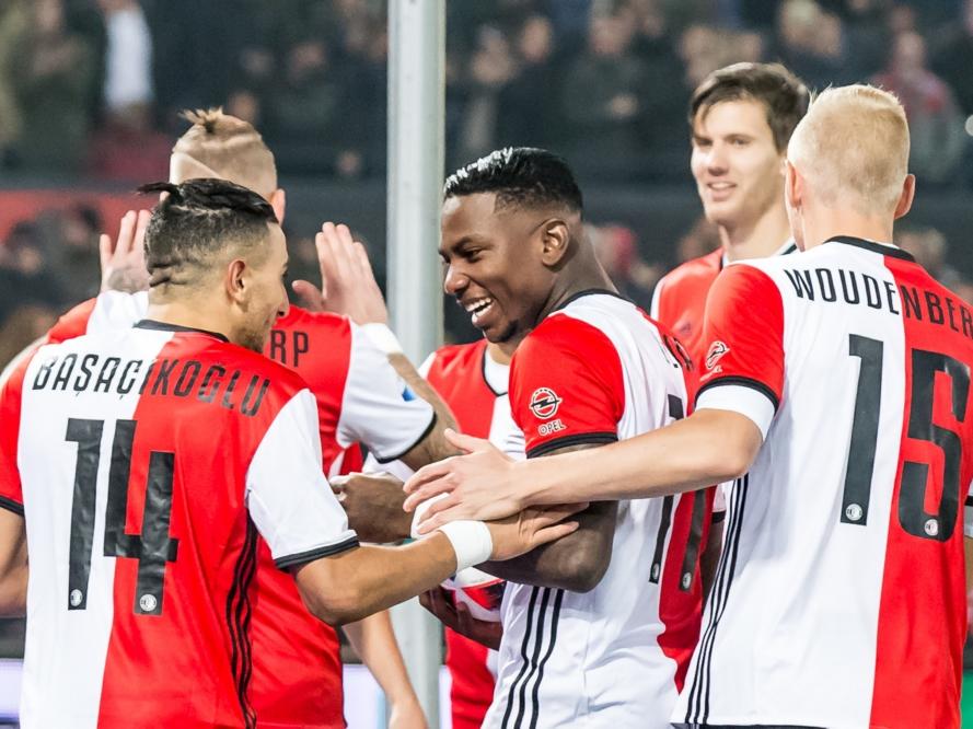 Eljero Elia (m.) zoekt contact met Bilal Başaçıkoğlu (l.) nadat eerstgenoemde de openingstreffer maakt in de bekerwedstrijd Feyenoord - Excelsior. (26-10-2016)