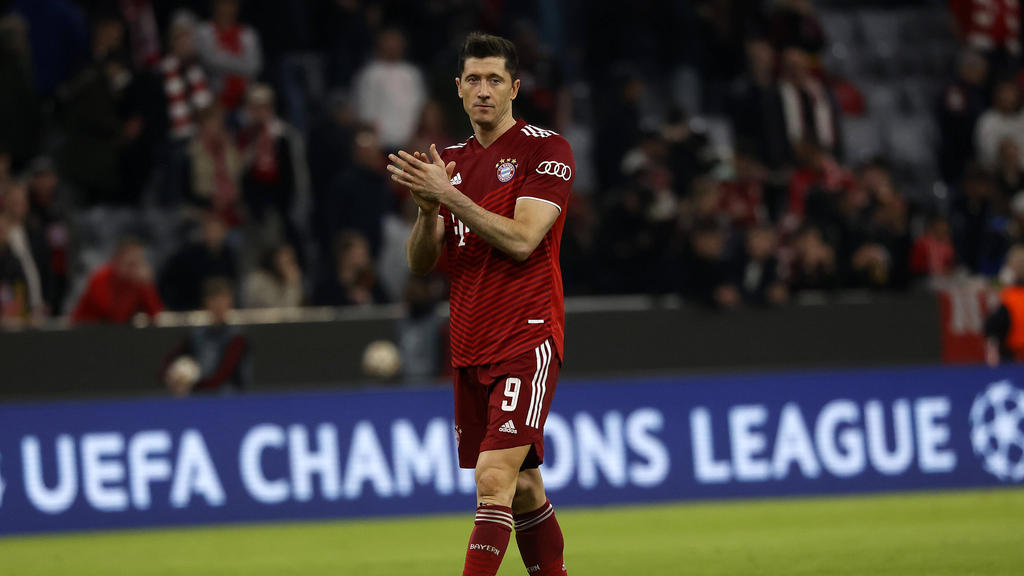 Robert Lewandowski spielt wohl auch in der kommenden Saison beim FC Bayern Robert Lewandowski spielt wohl auch in der kommenden Saison beim FC Bayern