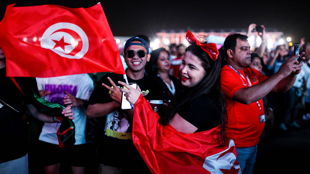 Tunesische Fußballfans unterstützen ihr Land bei der WM in Katar Tunesische Fußballfans unterstützen ihr Land bei der WM in Katar