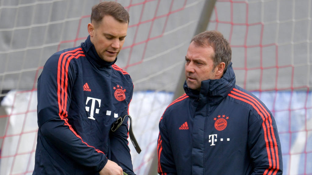 Hansi Flick (re.) setzt kommende Saison auf Manuel Neuer als Nummer 1 zwischen den Pfosten Hansi Flick (re.) setzt kommende Saison auf Manuel Neuer als Nummer 1 zwischen den Pfosten