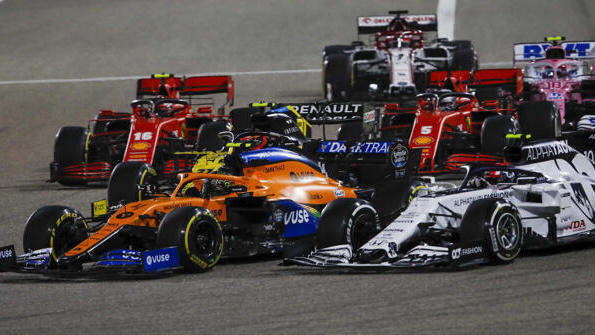 Sebastian Vettel ist nicht glücklich, dass Charles Leclerc (hinten links) innen reinsticht Sebastian Vettel ist nicht glücklich, dass Charles Leclerc (hinten links) innen reinsticht