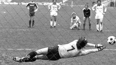 Wusste, wie man Elfmeter hält: Dieter Burdenski (vorn) hier von Franz Beckenbauer (l) beim Spiel Bayern München gegen Bayern München im Jahr 1977