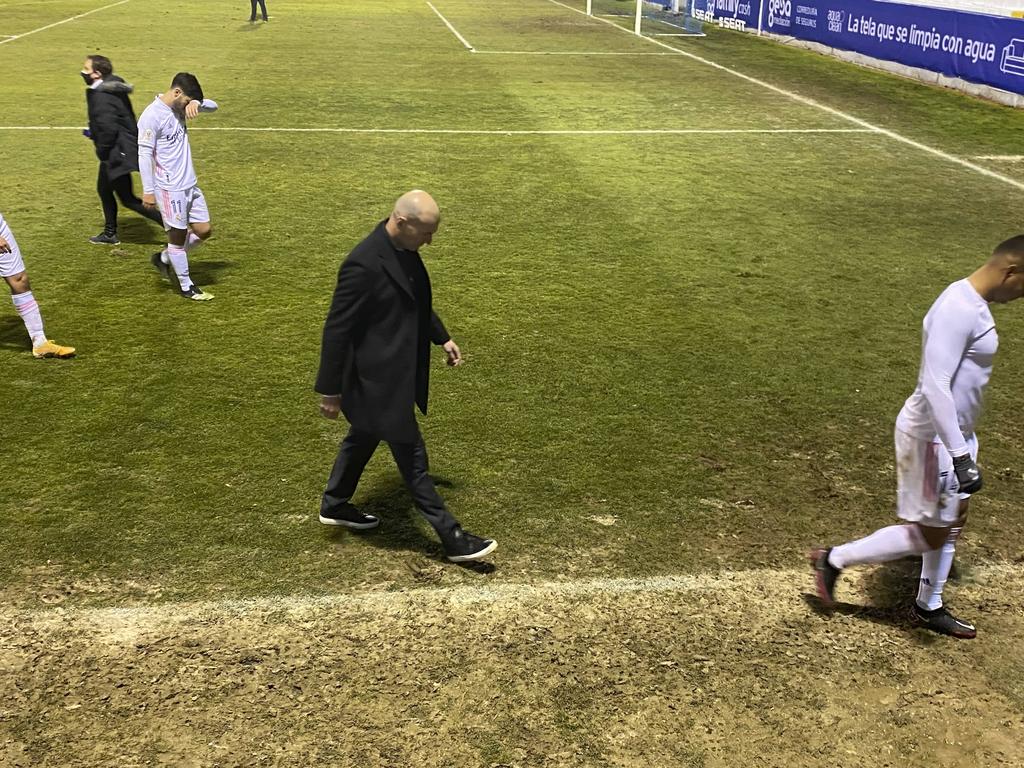 Zidane abandona cabizbajo el campo del Alcoyano.