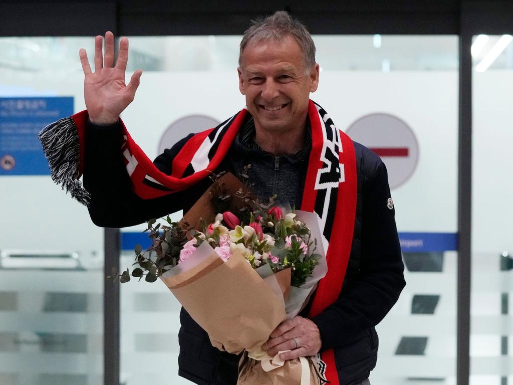 Jürgen Klinsmann, neuer Fußball-Nationaltrainer von Südkorea, winkt bei seiner Ankunft auf dem internationalen Flughafen Incheon