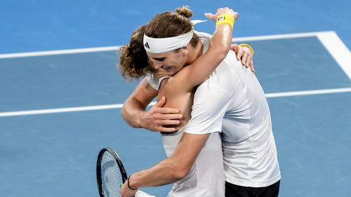 Alexander Zverev und Laura Siegemund fallen sich in die Arme