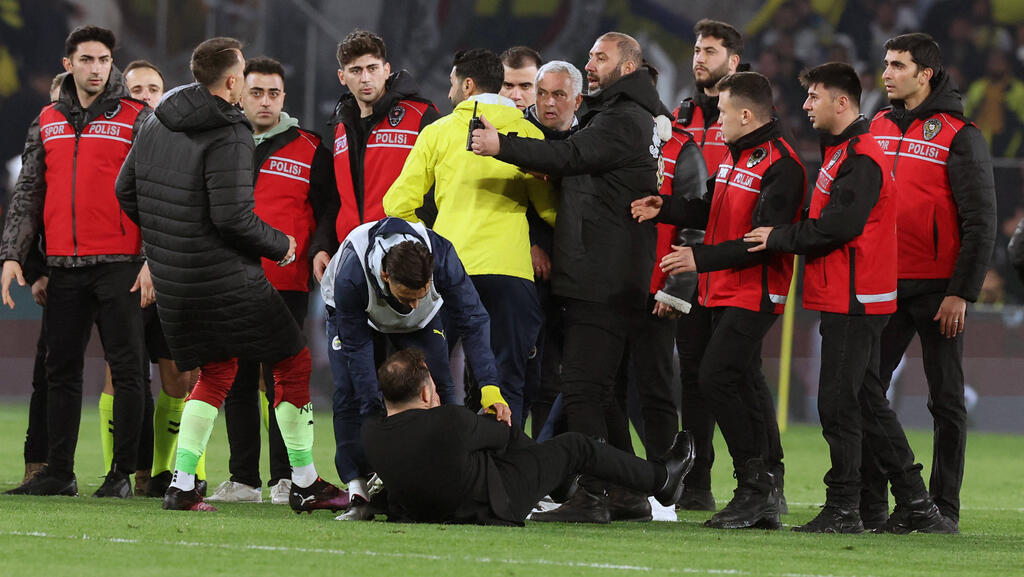José Mourinho (M.) packte seinem Gegenüber nach der Heimpleite im Pokal von hinten an die Nase José Mourinho (M.) packte seinem Gegenüber nach der Heimpleite im Pokal von hinten an die Nase
