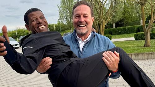 René Hiepen (r.) mit dem ehemaligen Weltrekordler Haile Gebrselassie