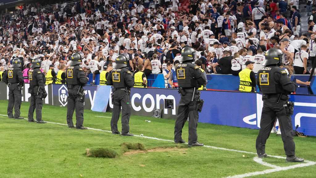 Der Rasen im Stadion des FC Bayern war arg ramponiert