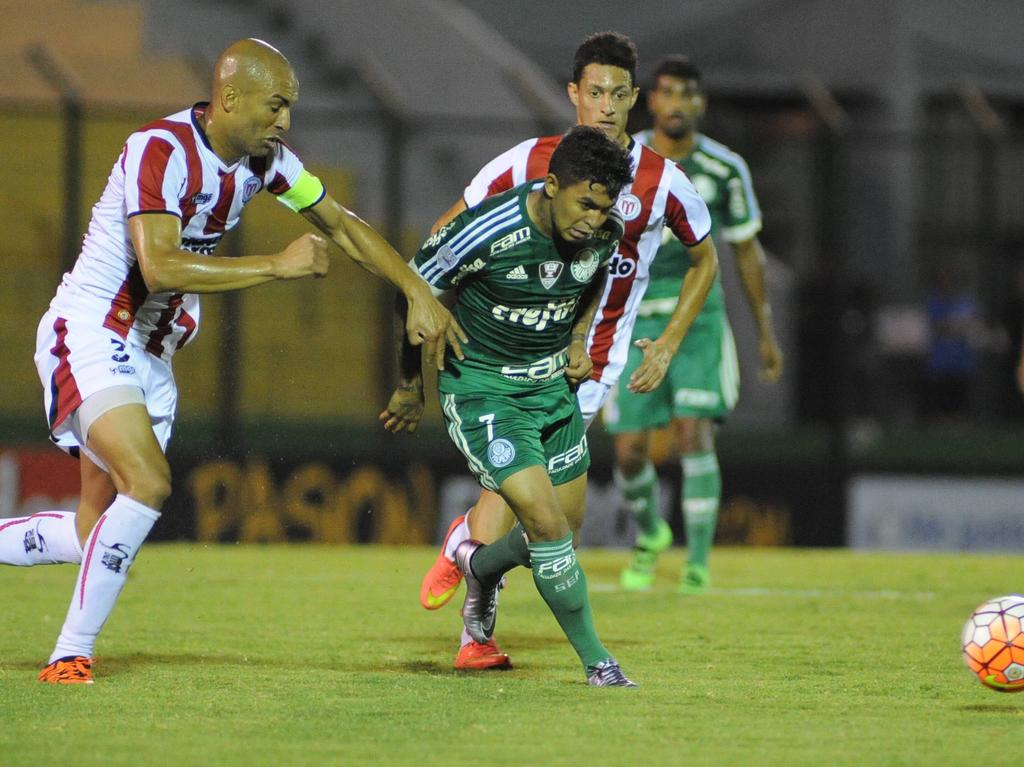 Ronaldo Conceicao (izq.) intenta cerrar el paso a Dudu Barrios de Palmeiras. (Foto: Imago)