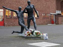 Trauer um Johann Cruyff: Vor der Statue in Amsterdam werden Blumen niedergelegt