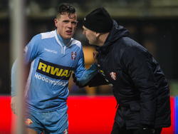Giovanni Korte heeft pijn en moet zich tijdens de rust van AZ Alkmaar - FC Dordrecht laten vervangen. (17-01-2015)