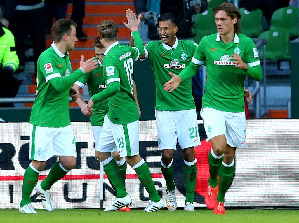 Davie Selke marcó el primer tanto del Werder y lo celebra con sus compañeros. (Foto: Getty)