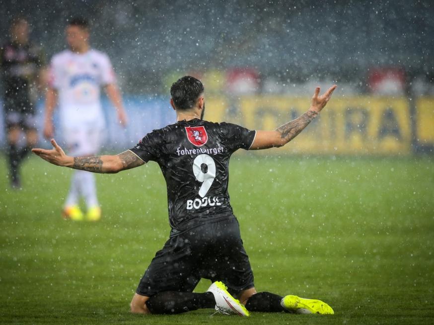 Darko Bodul zit in de stromende regen op zijn knieën en maakt gebaren richting de scheidsrechter tijdens de competitiewedstrijd tussen Sturm Graz en SCR Altach. (11-04-2015)