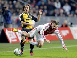 Donny Gorter (l.) kegelt Dmitriy Bulykin omver tijdens de competitiewedstrijd Ajax - NAC Breda. (19-11-2011)