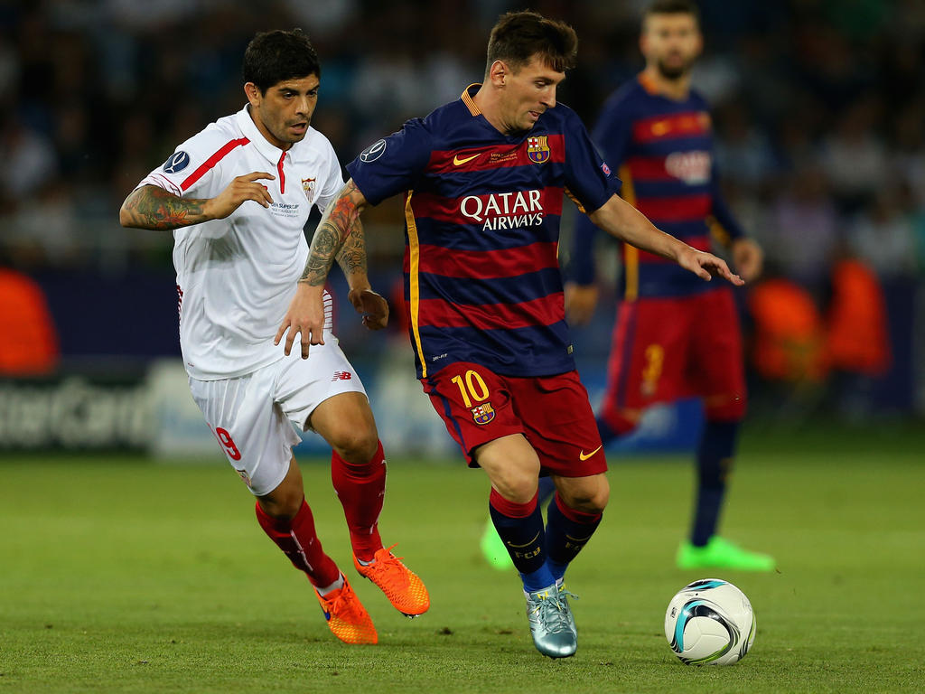 Lionel Messi (d.) se marcha de su compatriota Banega en el centro del campo. (Foto: Getty)