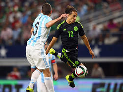 Guardado maneja el cuero en un duelo ante Argentina. (Foto: Getty)