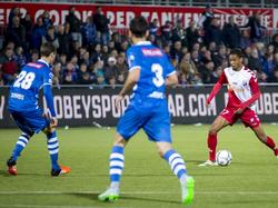 Patrick Joosten (r.) is niet bang tijdens zijn debuut in de Eredivisie. Tegen PEC Zwolle zoekt de aanvaller Thomas Lam (l.) op, terwijl Trent Sainsbury toekijkt. (23-10-2015)