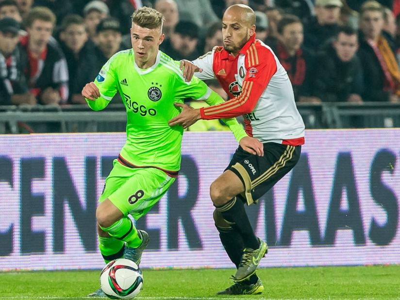 Karim El Ahmadi (r.) probeert Daley Sinkgraven (l.) bij te houden tijdens de bekerkraker tussen Feyenoord en Ajax. Daar heeft de middenvelder van de Rotterdammers een overtreding voor nodig. (28-10-2015)