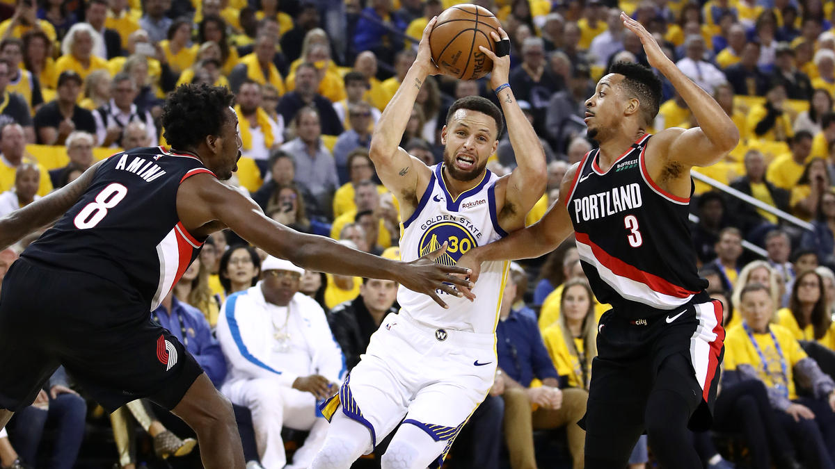 Stephen Curry (M.) von den Golden State Warriors überzeugte gegen Portland Stephen Curry (M.) von den Golden State Warriors überzeugte gegen Portland
