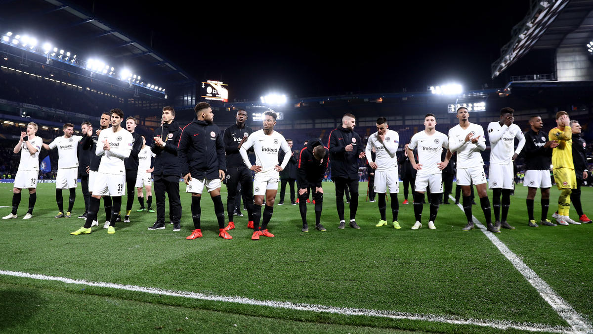 Eintracht Frankfurt versteigert die Trikots seiner Europapokalhelden Eintracht Frankfurt versteigert die Trikots seiner Europapokalhelden