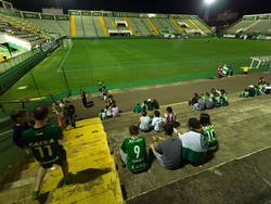 De supporters van het Braziliaanse Chapecoense kunnen het verlies onmogelijk verteren. Enkele uren geleden is een vliegtuig gecrasht met daarin de spelers van hun club. (29-11-2016)