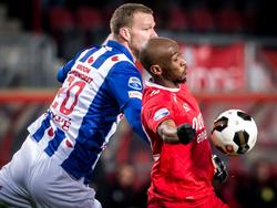 Henk Veerman (l.) geeft tijdens de wedstrijd FC Twente - sc Heerenveen een duw in de rug van Kamohelo Mokotjo (r.). (18-02-2017)