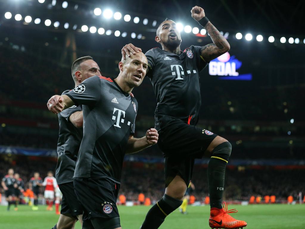 Franck Ribéry (l.) en Arturo Vidal (r.) juichen met Arjen Robben (m.) mee. Laatstgenoemde heeft Bayern München zojuist op 1-2 geschoten tegen Arsenal in de achtste finale van de Champions League. (07-04-2017)