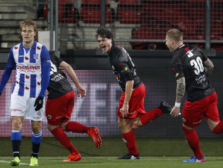 Excelsior heeft een onverwacht makkelijke avond tegen sc Heerenveen. Vlak voor rust mag Jurgen Mattheij de 2-0 maken. (11-03-2017)