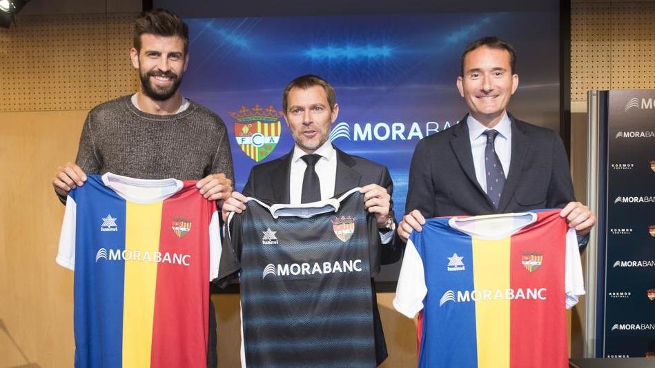 Piqué (izq.) posa con la camiseta del Andorra.