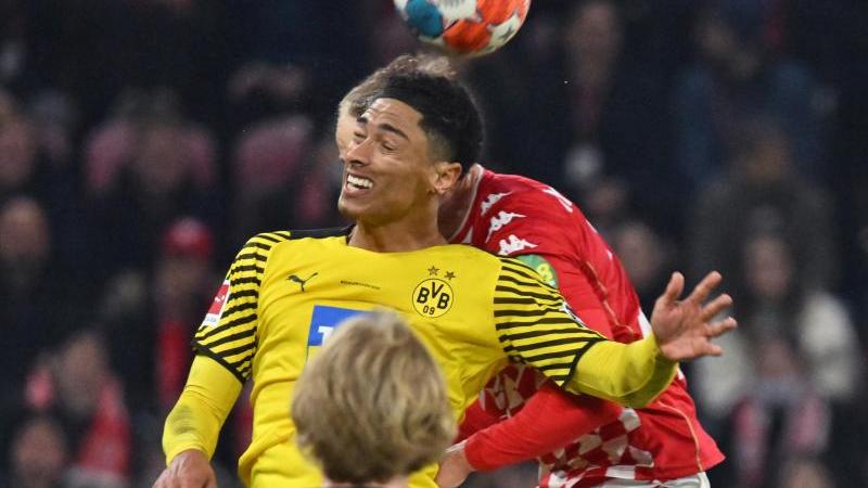 Prallte beim Spiel in Mainz mit dem Kopf mit einem Gegenspieler zusammen: Jude Bellingham vom BVB