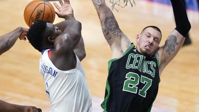 NBA-Star Daniel Theis (r.) verlor mit den Boston Celtics NBA-Star Daniel Theis (r.) verlor mit den Boston Celtics